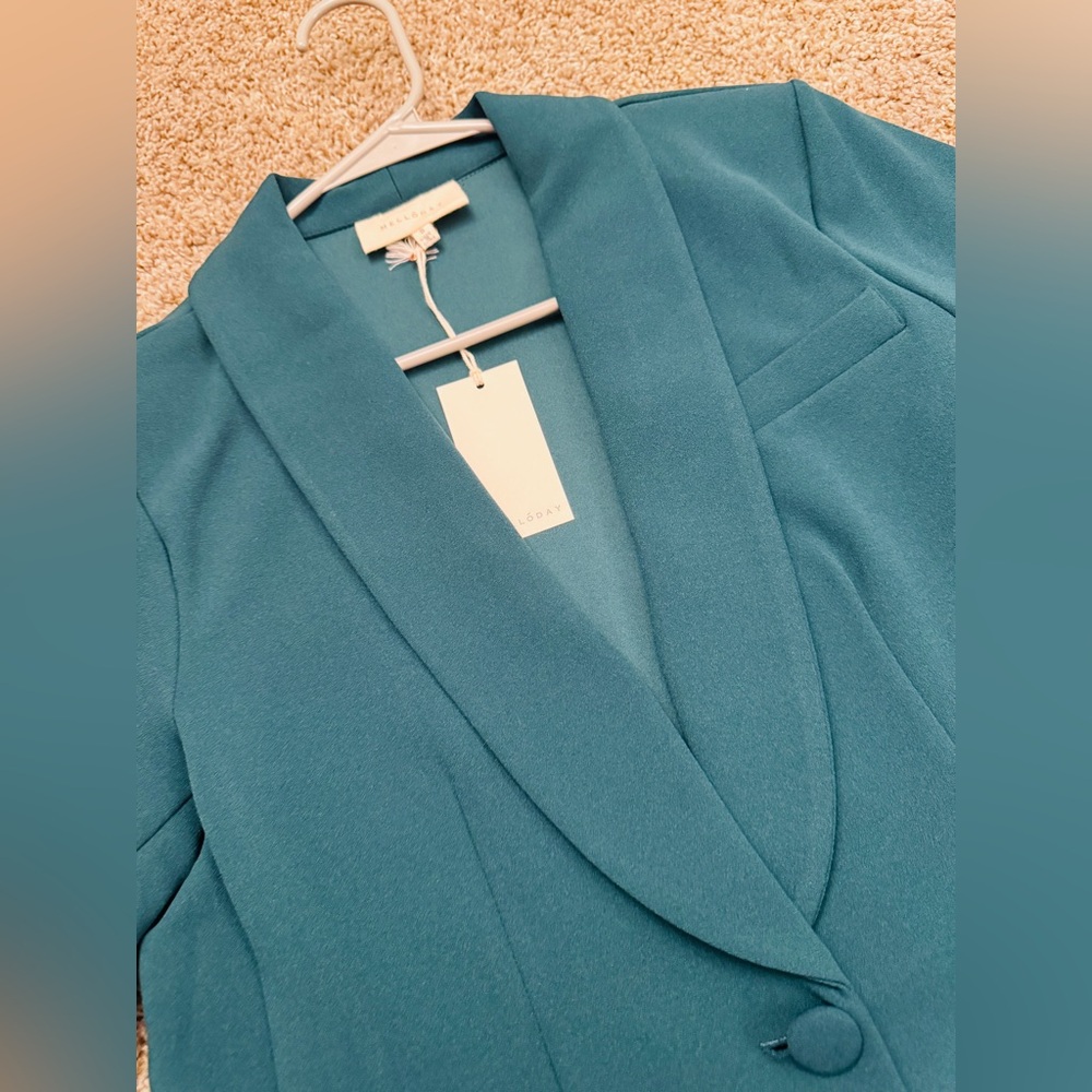 Company: Meloday
Product: Green coat (tagged)
size: small
Price: $40